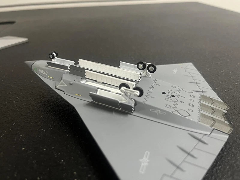 J-36 | Escala 1:144 (~12,5 cm) | Aleación Metálica | China | Modelo de Avión de Combate