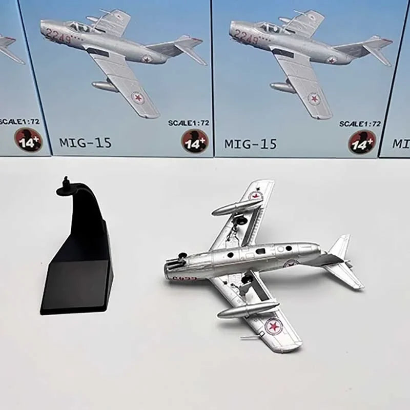 Mikoyan-Gurevich MiG-15 (J-5) | Escala 1:72 (~14,0 cm) | En aleación metálica | China | Caza a reacción de la Fuerza Aérea