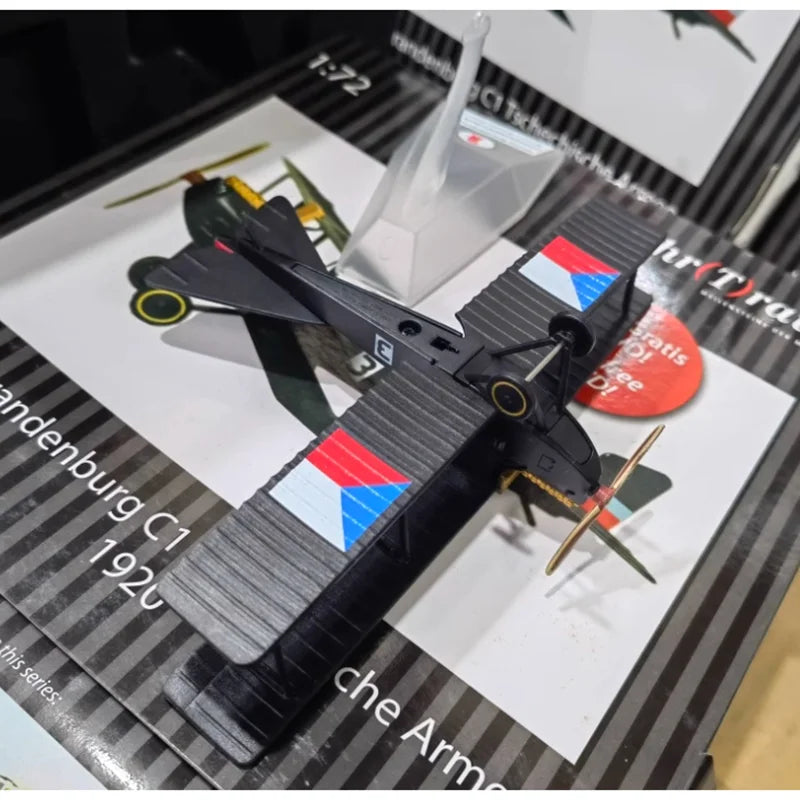 Biplano Hansa-Brandenburg | Escala 1:72 | De Aleación Metálica | Austria-Hungría | Con Soporte para Exhibición