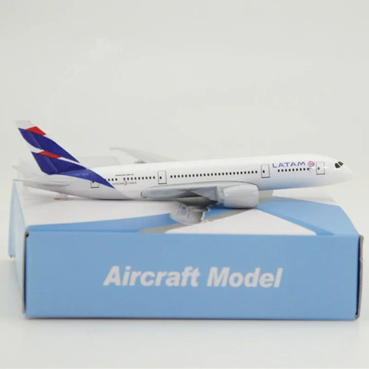 Boeing 787 Dreamliner | Escala 1:400 | En Aleación Metálica | Chile | Con Base para Exhibición